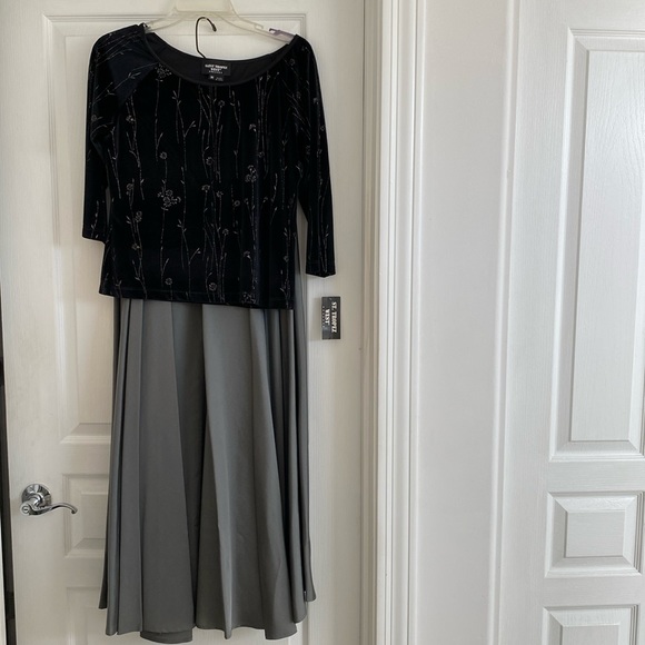 Saint Tropez West Long Floral 2-Piece Dress. Black Velvet Top Silver Skirt. M